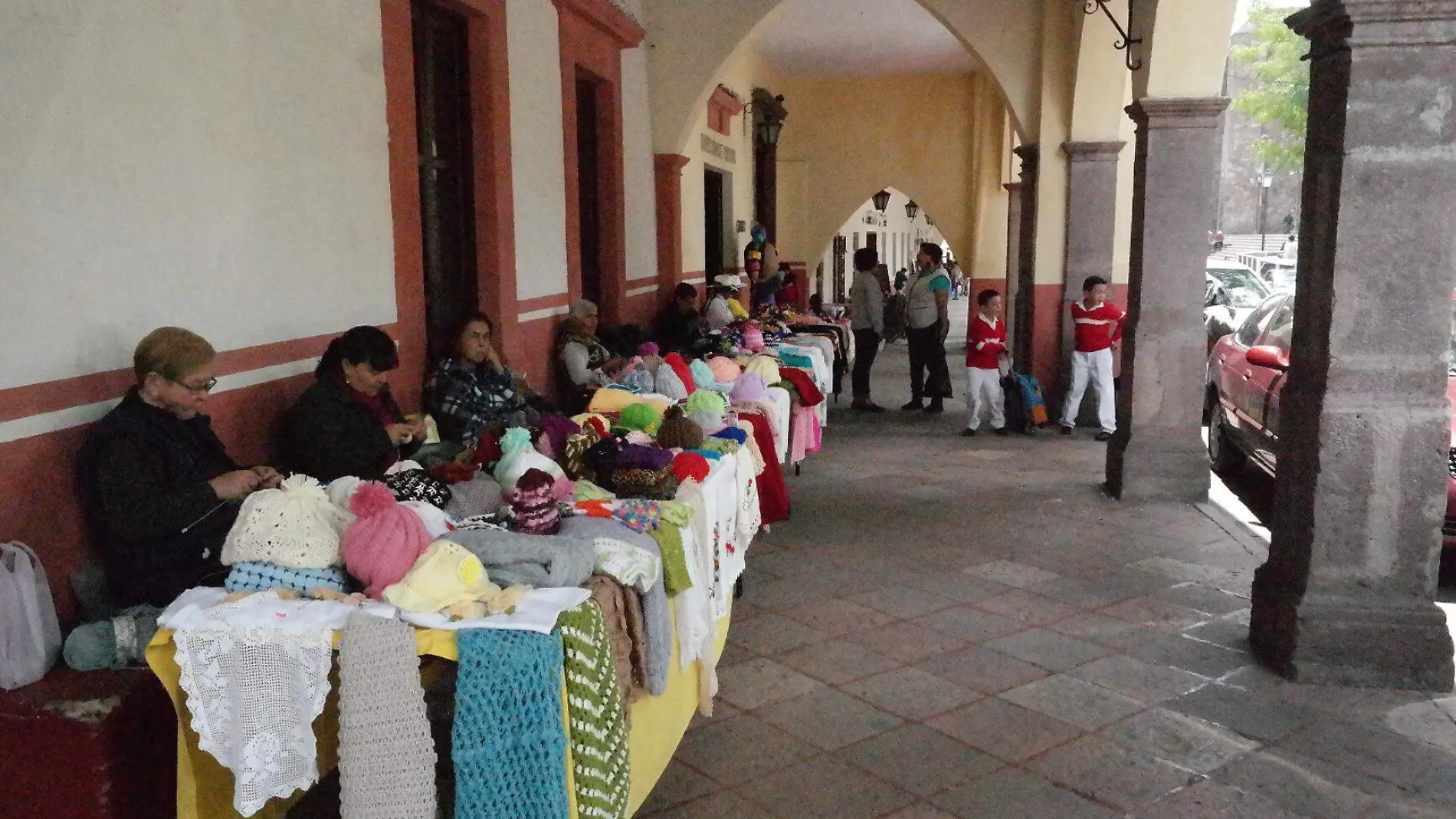 El trabajo de las tejedoras resulta atractivo para los visitantes a este municipio.